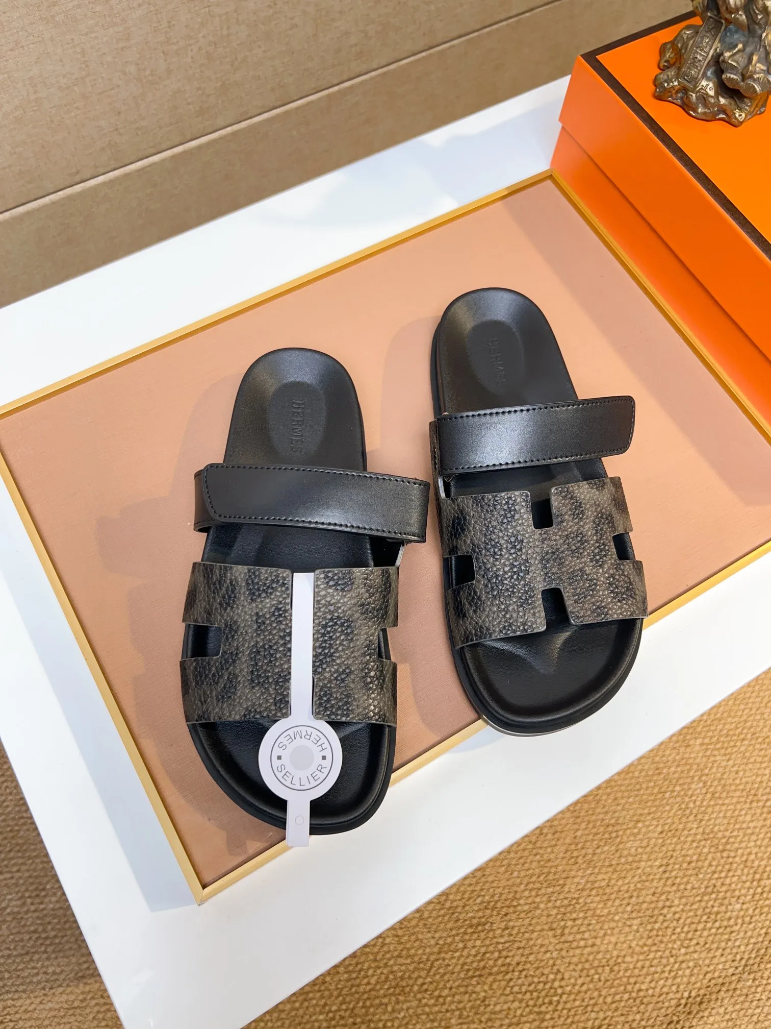 Men's clothing and shoes 💰340 💅💅💅 new arrival. Hermes Hermes official website latest counter synchronized new oran color leather H slippers, the original Paris version flew back to the original model and opened the mold to make it perfectly🍌The highest quality Sincerity, you can enter and leave the counter at will [Deyi] The upper is made of original customized  colored palm prints, crocodile print, ostrich print, colored cow leather, colored cow suede, 🤔 horse hair, 🥳 colored diamonds, 🥰 3D printing, and other genuine leather slippers, imported cow pattern foot pad lining, Italian  latest original genuine leather combination outsole Code number: 38-48 (customized at 46.47.48) Can be made into picture combination sole with genuine leather pattern and ordinary molded outsole